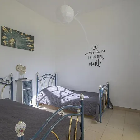 Дом отдыха Spacious With Garden Near Sea