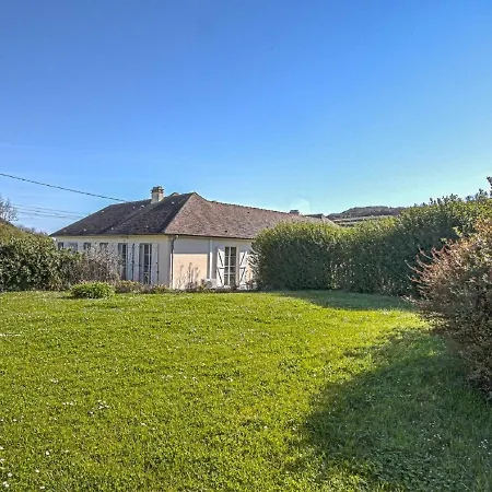 Дом отдыха Spacious With Garden Near Sea Sainte-Honorine-des-Pertes