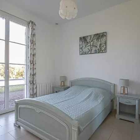 Spacious With Garden Near Sea
